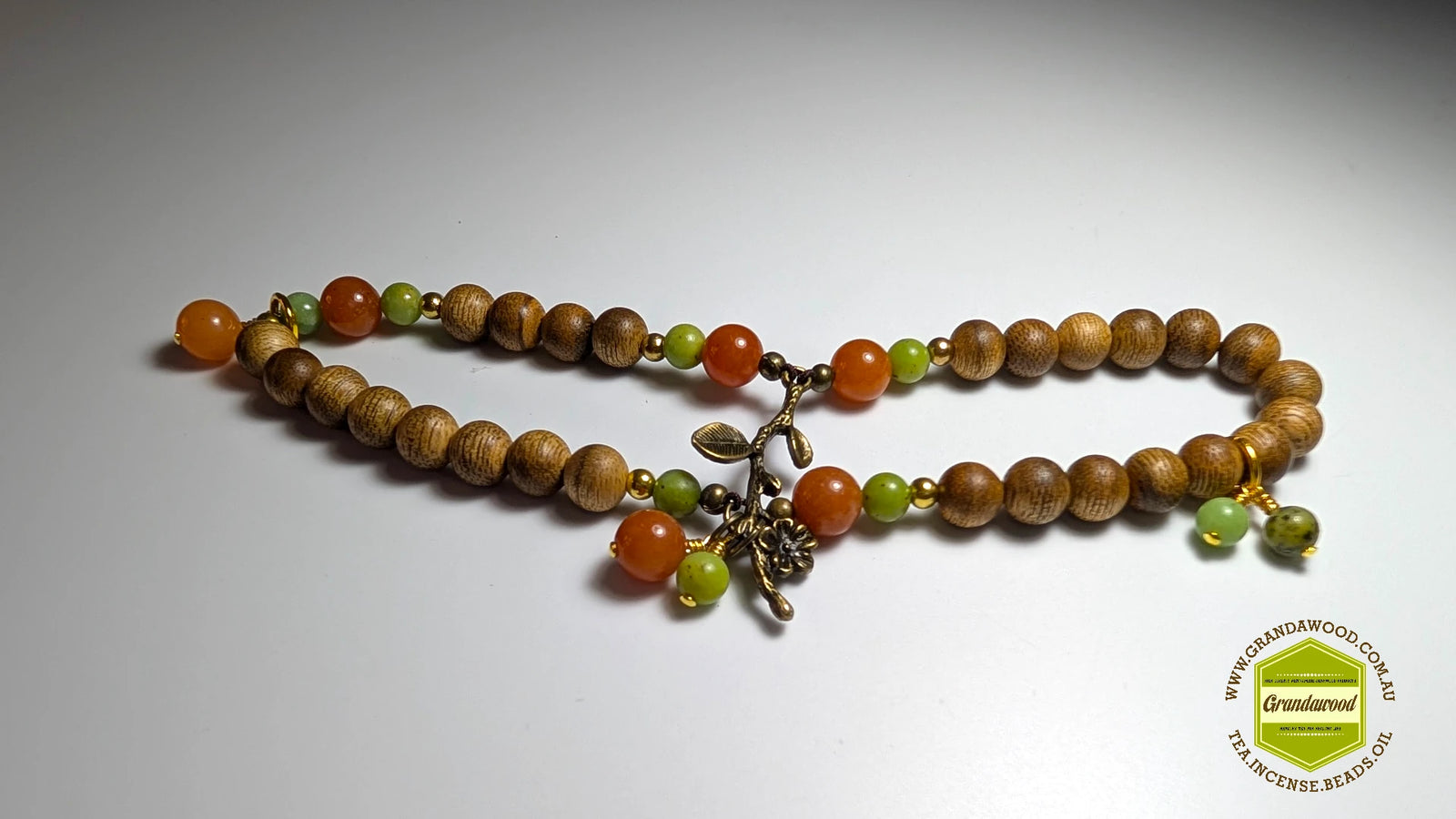 Bùa may mắn trầm hương kết hợp đá aventurine đỏ và cỏ xanh ngọc mang lại may mắn và giàu có