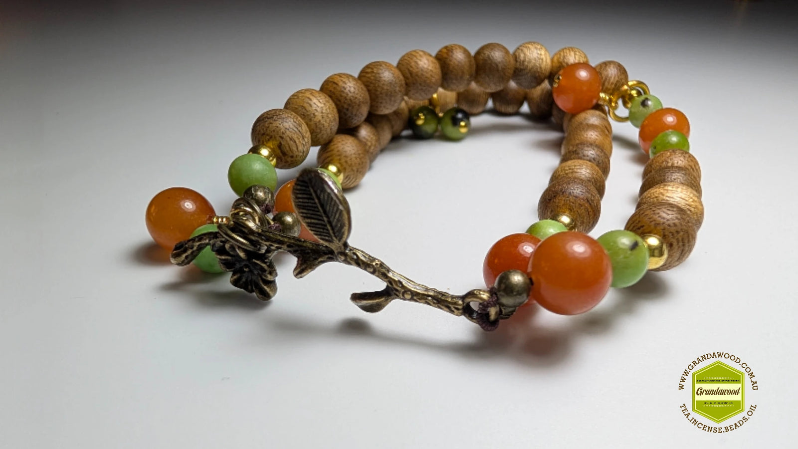 Bùa may mắn trầm hương kết hợp đá aventurine đỏ và cỏ xanh ngọc mang lại may mắn và giàu có