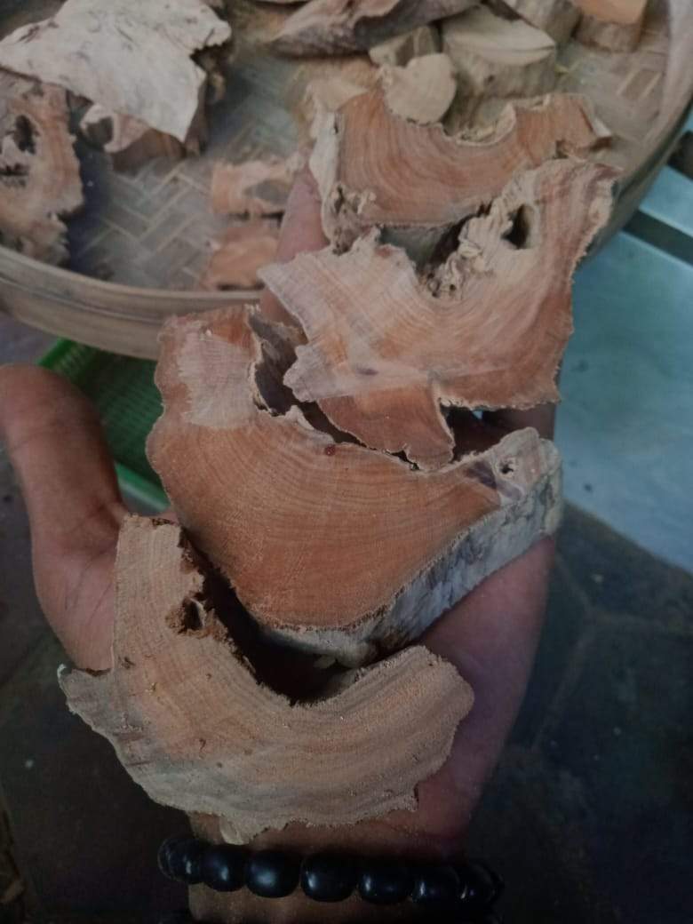 "The Beauty of the Death" Wild Aged Sandalwood beads -